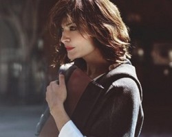 Kipling Gandeng Helena Christensen Berkolaborasi di Koleksi Terbaru