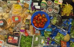 Penganut Freeganisme Ini Berburu Bahan Makanan dari Tempat Sampah Supermarket