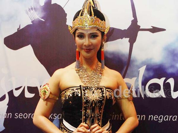 Dewi Kunti, Maudy Koesnaedi