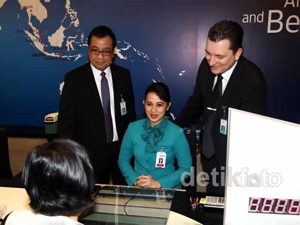 Direksi Garuda Indonesia Layani Pelanggan