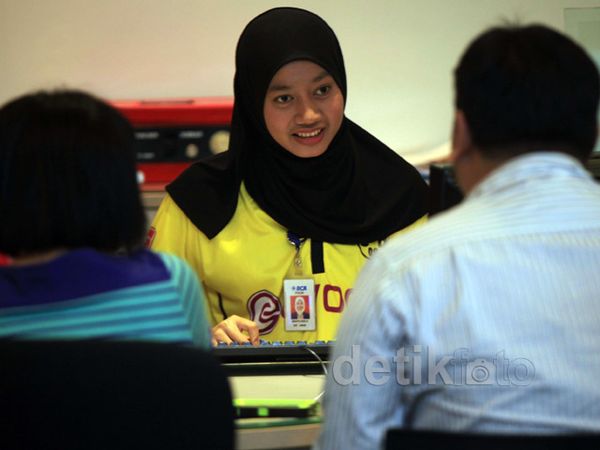 Peringati Hari Pelanggan, Petugas BCA Pakai Kostum Sepakbola