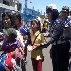 Polwan Disebar Bantu Penumpang Kapal