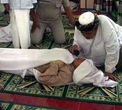 Dituding Punya Ilmu Santet, Warga Probolinggo Jalani Sumpah Pocong