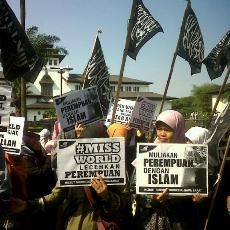 Seruan Tolak Miss World 2013 Menggema di Depan Gedung Sate