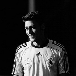 Hijrah ke Liga Terkuat, Oezil Ingin Buktikan Diri