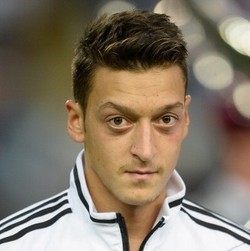 Bierhoff Yakin Oezil Akan Semakin Berkembang di Arsenal