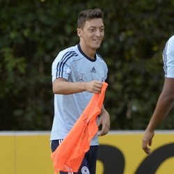 Fabregas Kaget Oezil Tinggalkan Madrid