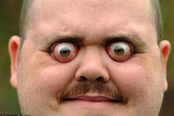 Wah! Pria Ini Bisa Melotot Sampai Bola Matanya Keluar