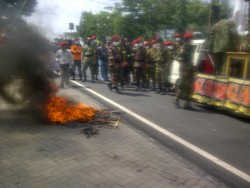 Kecewa Vonis Hakim, Massa Pendukung Kopassus Bakar Ban dan Poster