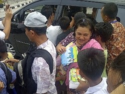 Jokowi Bagi-bagi Buku Tulis di SPBU