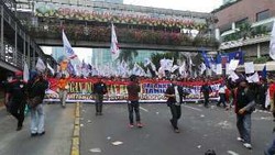 Sebagian Massa Buruh Berkumpul di Patung Kuda Indosat, Lalin Macet