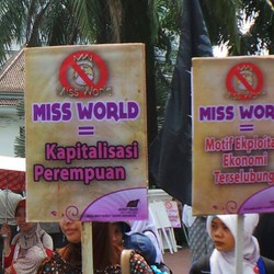 HTI Demo di Depan Kemenko Kesra, Tolak Miss World 
