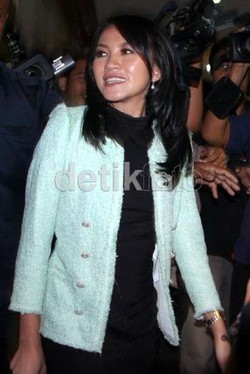 Kembali Jadi Sasaran, Karolin Hindari Wartawan