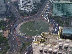 Buruh Demo di Bundaran HI, Jl Sudirman Arah Thamrin Macet