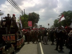 Massa Pendukung Kopassus Blokir Jalan di Depan Pengadilan Militer