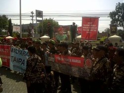 Massa Pendukung Kopassus Bentangkan Gambar Pahlawan Serda Ucok