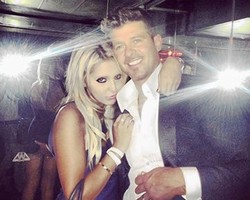 Robin Thicke Raba Bokong Fans, Ini Komentar Istri