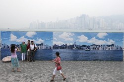 Polusi Akut, Hong Kong Pasang Langit Palsu untuk Turis Berfoto