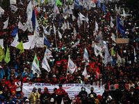 Puluhan Ribu Buruh Longmarch ke Istana