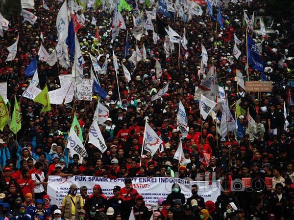 Puluhan Ribu Buruh Longmarch ke Istana
