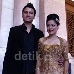 Momen-momen Romantis Titi Kamal dan Christian Sugiono