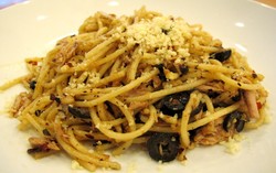 Teras Putih: Menikmati Pedas Gurih Spicy Fish Plus Daun Singkong Rebus