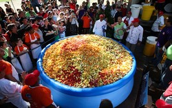 Universitas Massachusetts Pecahkan Rekor Salad Buah Tebesar di Dunia