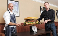 Burger Terbesar di Inggris, Seberat 11 Kg dan Mengandung 25.000 Kalori