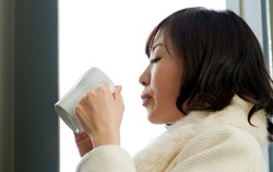 Slruup! Pakai Cara Orang Jepang Menyeruput Minuman Panas Agar Lidah Tak Terbakar 