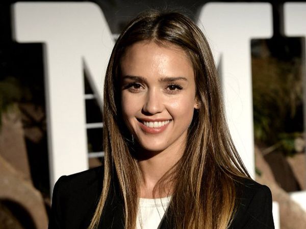 Senyum Manis Jessica Alba