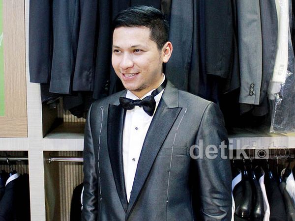 Mengintip Jas Pengantin Gading Marten