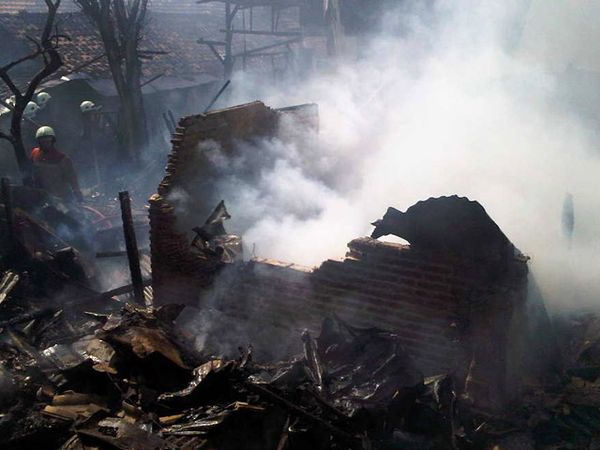 4 Rumah Petak di Petemon Timur Ludes Terbakar