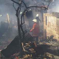 Sejumlah Rumah Petak di Petemon Timur Ludes Terbakar