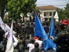 Ribuan Buruh Blokir Jalan Diponegoro Bandung