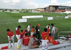 Tim Indonesia beristirahat setelah latihan. Selama 4 hari di Surrey Sports Park, ke-32 tim peserta mendapatkan pengalaman dikarantina sebagai sebuah tim di sebuah kompetisi internasional.