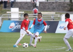 Tiga hari pertama DNC 2013 dipusatkan di Surrey Sports Park, London, yang merupakan bagian dari Universitas Surrey. Lapangan kelas kampus itu membuat kagum anak-anak Indonesia, karena mereka tak pernah menemui yang sebagus itu di negaranya sendiri.