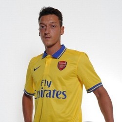 Oezil Bakal Bantu Arsenal Raih Trofi