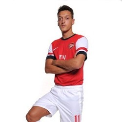 Sagna Berharap Oezil Teruskan Perfoma Saat di Madrd