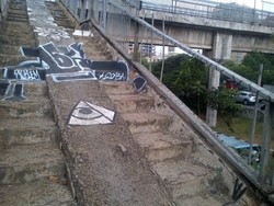 Pemandangan JPO di TB Simatupang: Besi Hilang dan Penuh Coretan