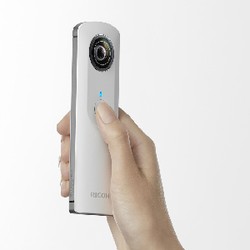 Ricoh Theta Ringkus Foto Spherical Lewat Sekali Jepret