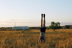 Turis Ini Keliling AS dan Berpose Headstand