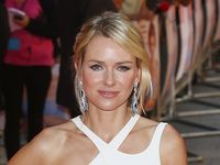 Naomi Watts Tampil Anggun