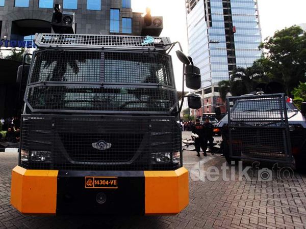 Water Cannon & Barracuda Disiagakan di Kantor MNC