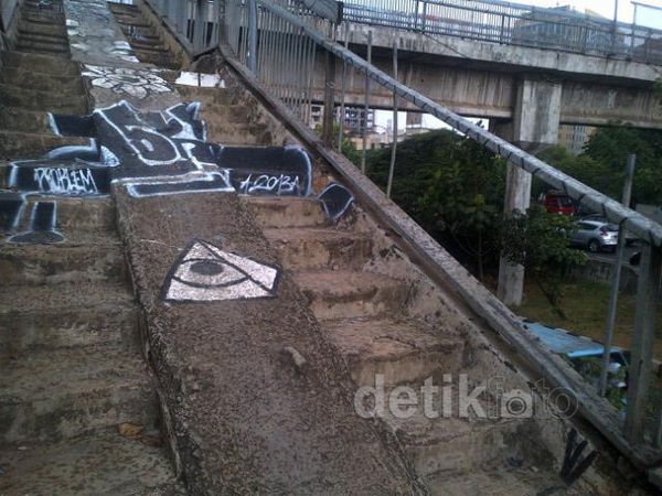 Besi  di JPO di TB Simatupang Dijarah