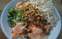 Bubur Ayam Cirebon Pak Syawal: Gurih Hangat Bubur Ayam dengan Topping Tauge Segar