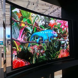 Samsung Pamerkan Televisi Layar Lengkung