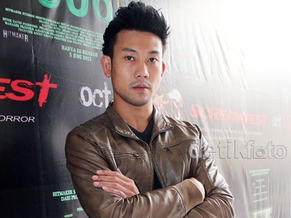 Gaya Denny Sumargo Berjaket Kulit