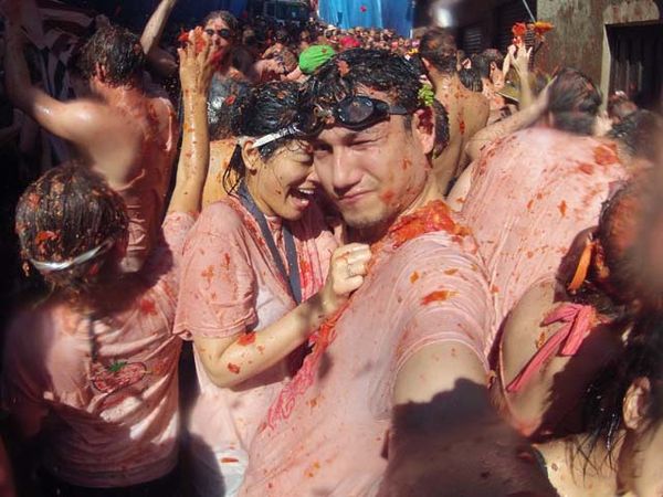 Titi dan Tian Seru-seruan di Festival La Tomatina Spanyol