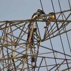 Janda Kalut di Semarang Dilanda Cemburu Nekat Panjat Sutet 