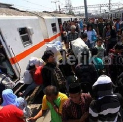 Beri Hadiah Orang Naik KRL, Ongkos Parkir Stasiun Mestinya Tak Mahal